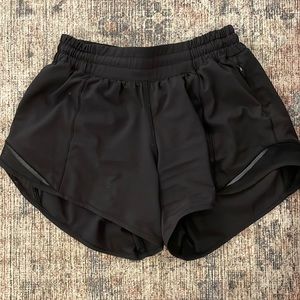 Hotty Hot Low-Rise Lululemon Lined 2.5 inch short, Size 2 Tall, Black